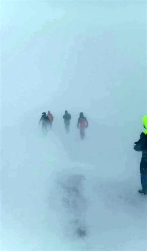 Fırtına nedeniyle 21 dağcı zirve tırmanışını yarıda bıraktı